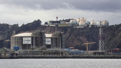 Vista general de la regasificadora de Enags en el Puerto de Gijn