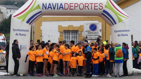 Salida en Navia de la carrera Galb�n contra el c�ncer infantil