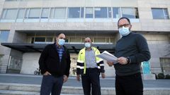 C�sar Tarela, Joaqu�n N��ez y Emilio Pi�a, personal afectado en ell Concello de Boiro e integrantes de la comisi�n permanente del comit� de empresa