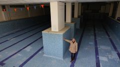 Daniel Casais, uno de los administradores, en la piscina que debe demolerse, que tiene 25 metros de largo y quince de ancho y lleva dos a�os sin uso.