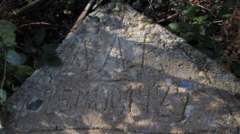 Inscripci�n en piedra de la fecha y del nombre del batall�n o de alg�n sindicato.Inscripci�n en piedra de la fecha y del nombre del batall�n o de alg�n sindicato