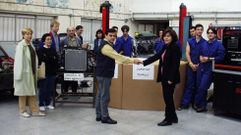 FP, el origen. La entonces directora, Amparo Folla, recib�a la donaci�n de un motor de Renault con el que pudieron practicar y aprender los alumnos de Automoci�n.