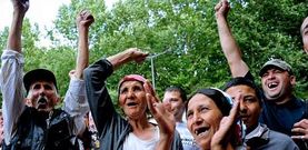 Un grupo de gitanos participan en una manifestaci�n delante del ayuntamiento de Roubaix, en el norte de Francia.