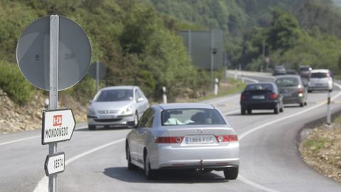 Turismos por la carretera N-634 a su paso por Mondo�edo