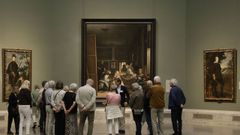 Un grupo de personas observa 'Las Meninas' de Vel�zquez en el Museo del Prado