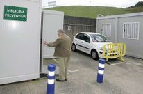 La falta de espacio ha llevado a montar algunas consultas en casetas de obra prefabricadas.