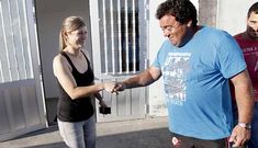 Un socio felicita a la nueva patrona mayor de Cabo de Cruz, Raquel Soto. 