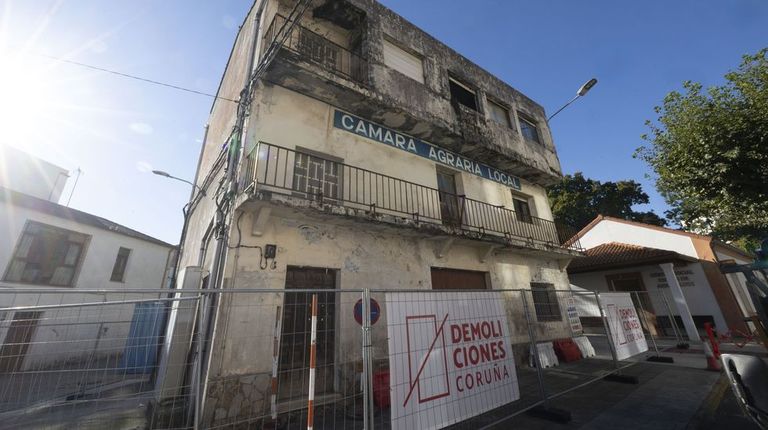 Comenzaron los preparativos para los trabajos de derribo en el entorno del inmueble, situado en la zona de A Milagrosa, en Carballo. Afectar� unas semanas a la parada de bus y a puestos de feria.