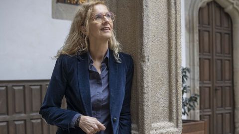 La escritora Delphine de Vigan (Boulogne-Billancourt, Francia, 1968), este martes en Santiago.