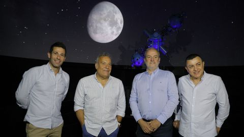 El cantante Jos� Manuel Rodr�guez, Noly, con el artista Paco Lodeiro, el concejal de Turismo, Gonzalo Castro, y Javier Saavedra, director musical de Los Sat�lites, durante la presentaci�n del concierto del eclipse en A Coru�a