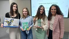 Las tres autoras del proyecto ganador, con su profesora Roc�o Prieto
