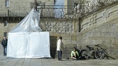Una lona tapa una de las pintadas realizadas esta semana en la escalinata de la catedral que da al Obradoirro