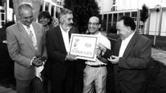 Fiz Vergara coa placa da r�a co seu nome. Acompa�ado, de esquerda a dereita, do exalcalde de Sarria Arturo Corral, Marnual Mar�a e Alonso Montero