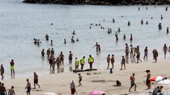 Socorristas,retirando un tronco en A Rapadoira (Foz)