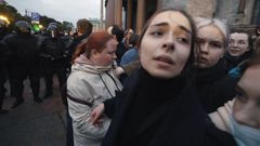Agentes de polic�a rusos se preparan para detener a unos manifestantes en San Petersburgo.