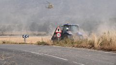 Helic�ptero durante las labores de extinci�n del incendio forestal.