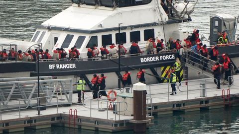 Un grupo de migrantes desembarcando en el puerto de Dover, el pasado 17 de agosto.