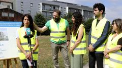 La conselleira de Vivenda, Mara Martnez Allegue (a la izquierda), y el edil de Urbanismo de Santiago, Iago Lestegs (a la derecha de la imagen), en una visita del pasado ao al barrio de Lamas de Abade