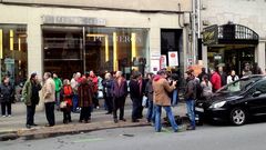 Personas concentradas en el n�mero 9 de la calle Padre Feijoo para apoyar a Aurelia Rey