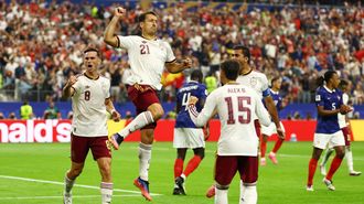 Oyarzabal, autor del penalti de Espa�a, en la celebraci�n del duelo frente a Francia.