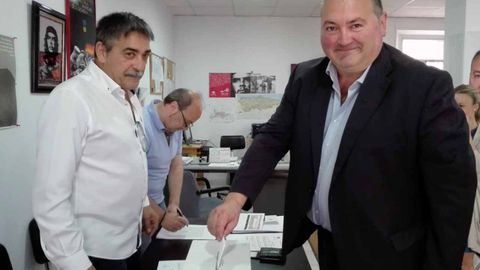 El coordinador de IU de Asturias, Ram�n Arg�elles votando en la consulta
