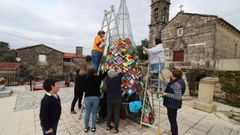 Los vecinos de Bealo comenzaron a decorar el �rbol con pa�os de ganchillo
