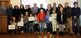 Los alumnos agraciados posan con sus diplomas en la casa-museo de Rosal�a. 