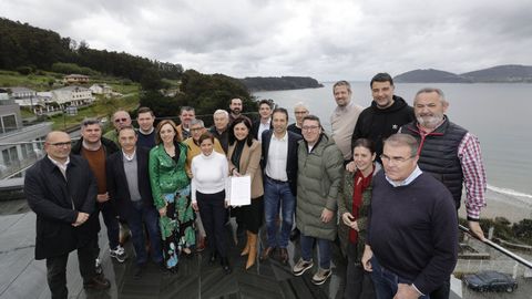 Alcaldes y concejales de A Maria, senadores y diputados, entre otros, durante el acto sobre la Lei do Litoral impulsada por la Xunta que presidieron en el Thalasso Cantbrico Las Sirenas, en Viveiro, la presidenta provincial del PP, Elena Candia, y el conselleiro do Mar, Alfonso Villares. pepa losada