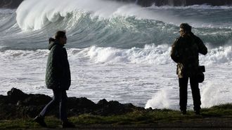 Varias personas pasean ante el fuerte oleaje formado en la costa de Valdoviño (A Coruña).