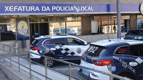 Coches de la Polic�a Local aparcados en la sede del cuerpo.