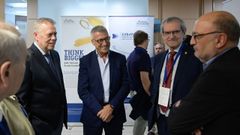 El conselleiro de Sanidade, Antonio G�mez Caama�o, y el gerente del �rea sanitaria de A Coru�a, Luis Verde, conversando con algunos de los asistentes. 