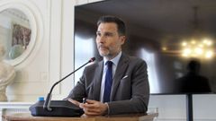 El consejero delegado de Amper, Enrique L�pez, en su intervenci�n en el seminario de la APIE, en Santander