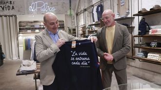 Jos� Antonio Chac�n, fundador de El Pulpo, junto al seleccionador nacional de f�tbol, Luis de la Fuente.