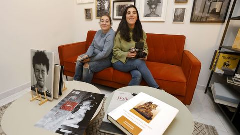 Laura (Izquierda) y Rosi (derecha) abrieron en octubre su estudio de fotograf�a en Pontecesures �Ch�scame un ollo�