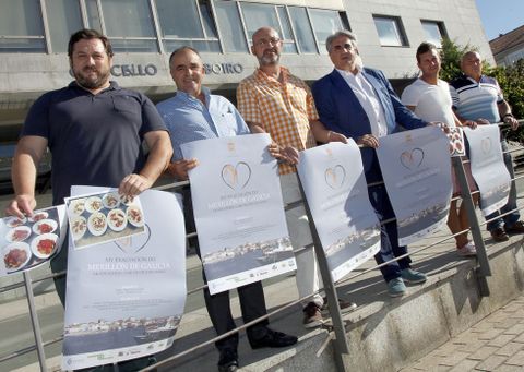 Dieste present� la fiesta junto a representantes del sector mejillonero y miembros de In9. 