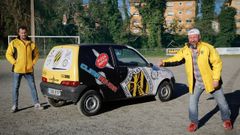 Rub�n Barbeito y Luis Castelos, directivos del hist�rico club modesto H�rcules de San Pedro de N�s, con el coche que acaban de comprar, poner a punto y rotular con los nombres de los patrocinadores con el objetivo de utilizarlo para allanar el campo de tierra ubicado en O Carballo y hacer recados con �l.