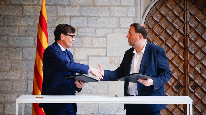 De izquierda a derecha, el presidente de la Generalitat, Salvador Illa, junto al presidente de Esquerra Republicana, Oriol Junqueras, en la r�brica del acuerdo presupuestario.