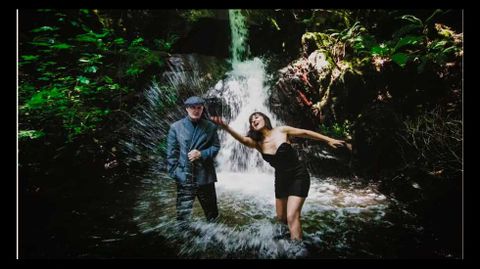 Foto de portada del nuevo disco de Amaral, hecha en una pequea cascada en la Ribeira Sacra