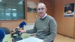 Juan Carlos Garc�a Pose, alcalde de Coristanco, ayer en su intervenci�n en el �Cita co Concello� de Radio Voz.