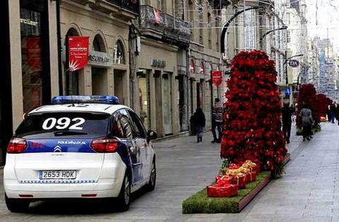 La vigilancia policial de las cajas que simulan regalos navideos es constante todo el da.