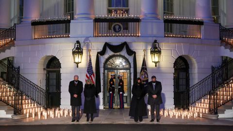 Minuto de silencio en la Casa Blanca en recuerdo de los 500.000 muertos