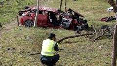 Una agente fotograf�a el veh�culo siniestrado en Xove.