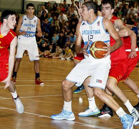 Lucio Gabriel Delfino, ayer defendido por el gallego de la selecci�n espa�ola, �lex Mazaira.