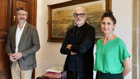 De izquierda a derecha, Alberto Varela, Marcos Calveiro y Sonia Out�n
