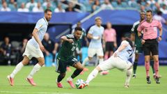Salem Al-Dawsari, en el centro de la imagen, trata de superar a varios rivales en el partido entre Arabia Saud� y Uruguay.