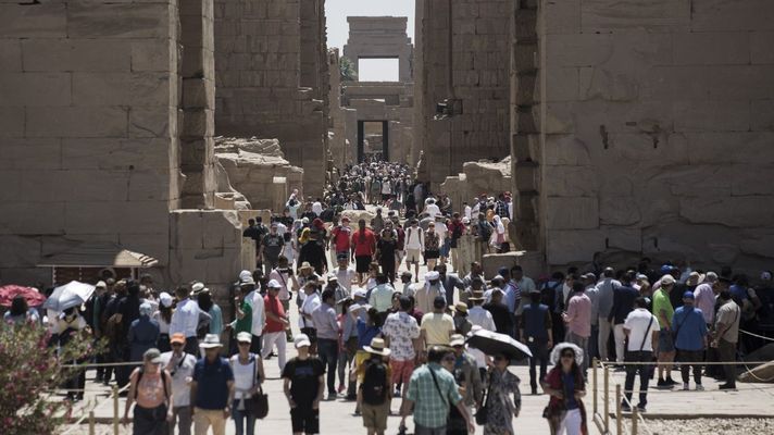 Decenas de turistas pasean por el templo de Karnak, en la ciudad egipcia de L&uacute;xor.