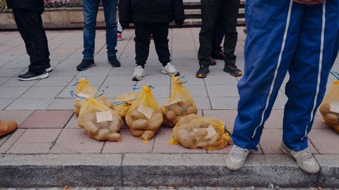En cada bolsa iba un mensaje explicando los bajos precios de producir