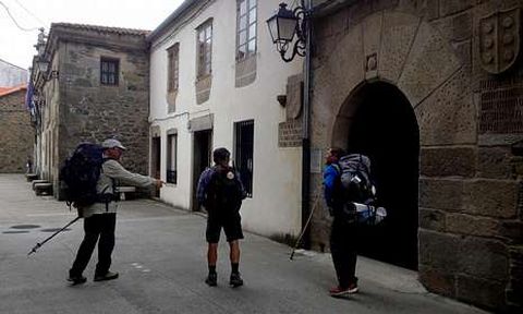 Peregrinos en la plaza do Convento melidense, en la que se encuentra la oficina de turismo. 