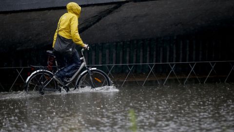 Verano del 2018. En apenas media hora las nubes descargaron ms de 20 litros por metro cuadrado. Era un da de verano, un 30 de junio. Las fuertes lluvias coincidieron con la marea alta y el drenaje de la ciudad se vio colapsado. La consecuencia fue que A Corua se inund en cuestin de minutos