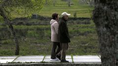 Imagen de archivo de pensionistas paseando. 